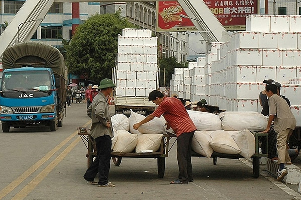 So sánh nhập hàng Trung Quốc chính ngạch với xách tay và tiểu ngạch