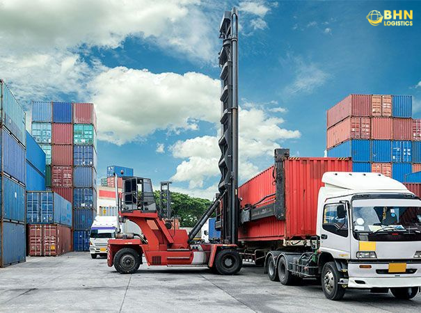 Container nhập hàng Trung Quốc tại khu vực logistics