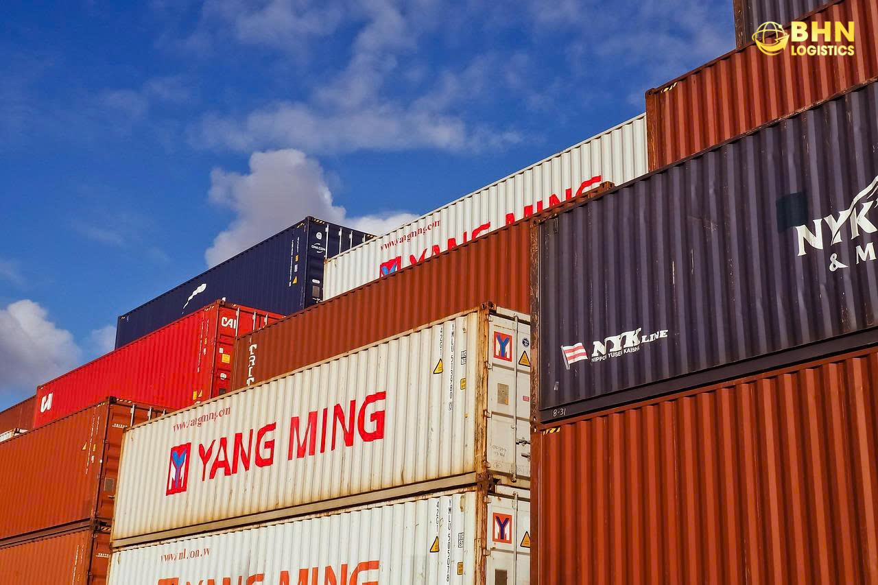 Hàng hóa nhập hàng Trung Quốc số lượng lớn tại kho tập kết