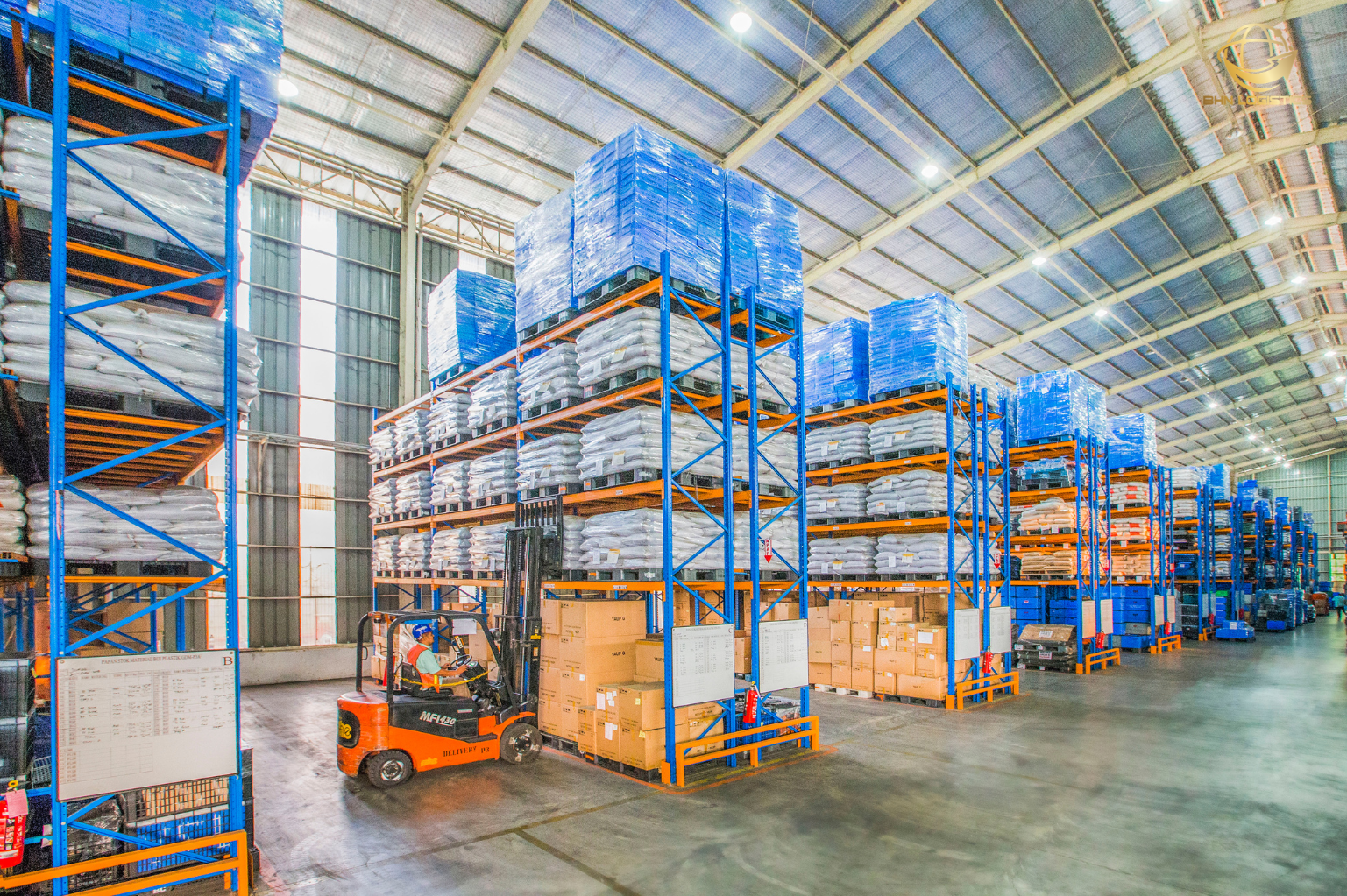 Đóng gói và gia cố đúng cách giúp bảo vệ máy móc trong quá trình vận chuyển Trung Việt.